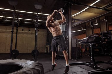 Arkasında balyozla güçlü ve zinde bir adam.