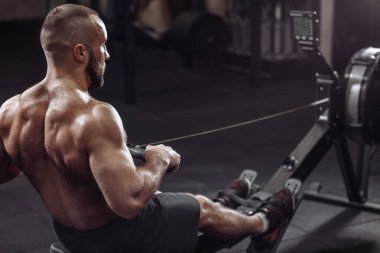 Arka plan fotoğrafı beline kadar çıplak spor aletini çekiyor.