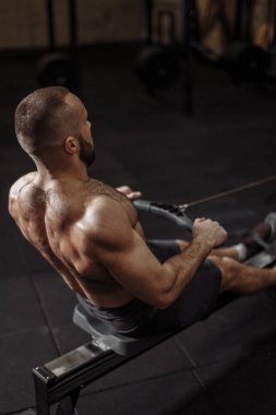 Çekiçli yakışıklı sporcu atölyeden sonra dinleniyor.