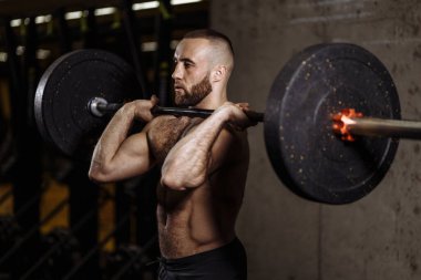 Güçlü sakallı adam halteri kaldırdı. kenar görünüm fotoğrafı