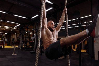 İki halat üzerinde yoğun egzersizler.