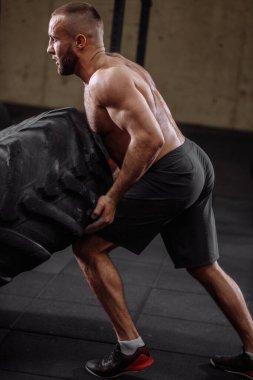 Muhteşem bir adam güçlü bir vücuda sahip olmak ister.
