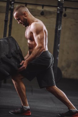 Genç hırslı adam vücut geliştirmeye hevesli..