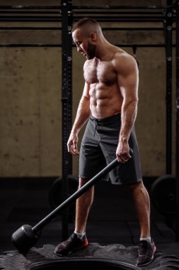 Düşünceli adam balyozun ağırlığını düşünüyor.