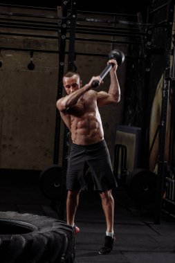 Çekiçle yoğun eğitim almış sağlıklı bir adam.