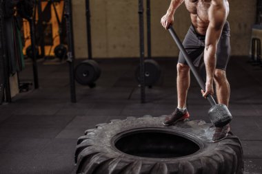 Kesilmiş fotoğrafı kapat. Adamın elleri balyozu tutuyor.