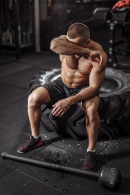 Sporcu antrenmandan yorgun düştü..