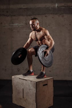 Çıplak gövdeli bir sporcu rekor kırmak istiyor.