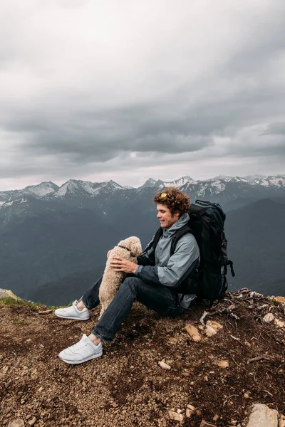 Ελκυστική backpacker με το αγαπημένο κατοικίδιο ζώο στο βουνό — Φωτογραφία Αρχείου