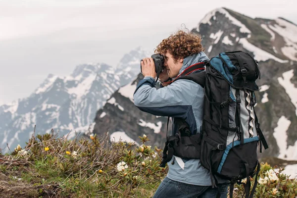 Agradable joven turista está utilizando la cámara digital — Foto de Stock