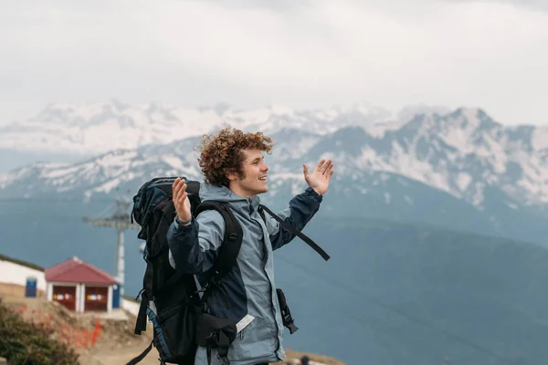 Optimistický mladý turista oslavující vítězství na hoře — Stock fotografie