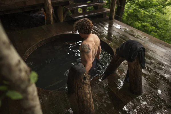 . sănătos tip este în picioare în cada de baie waooden rece — Fotografie, imagine de stoc