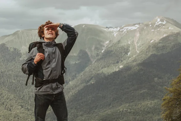 Mochilero, concepto de senderismo. macho joven está trekking hasta la montaña — Foto de Stock