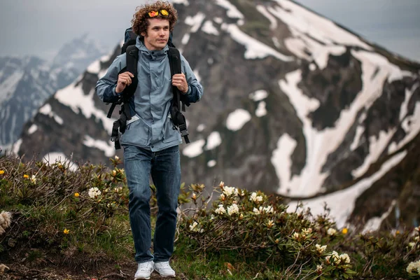 언덕 위를 여행하는 모험심있는 남자 — 스톡 사진