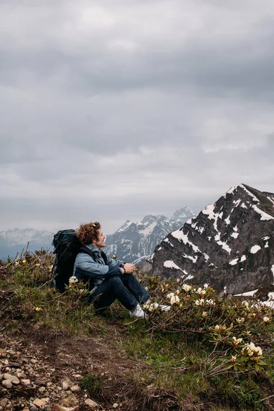 Attractive tourist observing the wild life while resting on the mountain — Stock Photo, Image