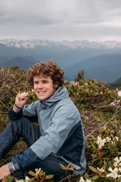 Jeune homme agréable pense à son voyage à pied — Photo