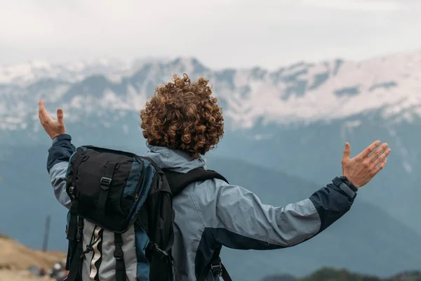 Jonge ambitieuze man genieten van de bergen majesteit — Stockfoto