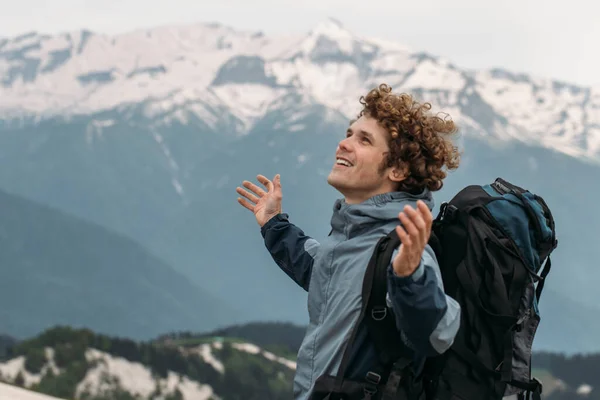 Šťastný turista je pozdrav horám — Stock fotografie