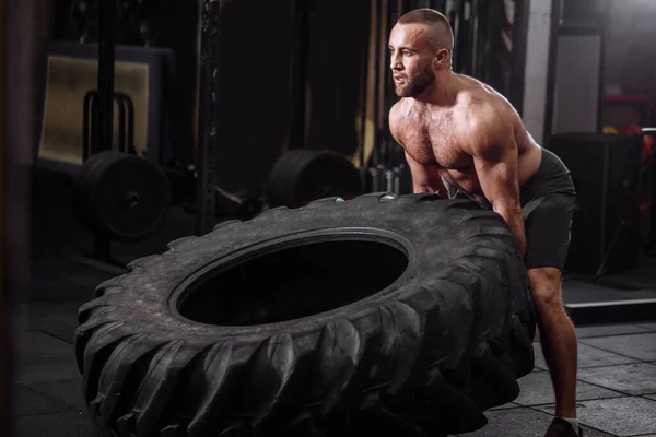 Fit man in shorts is keeping fit — Stock Photo, Image