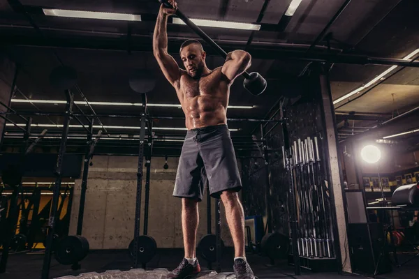 Knappe geweldige man is het ontwikkelen van kracht met moker workout — Stockfoto