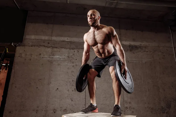 Välbyggd naken till den weist mannen lär sig att träna med viktskiva — Stockfoto