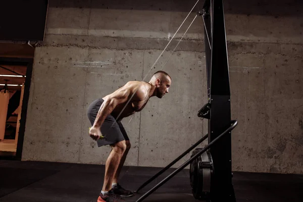 Serieuze fit guy is met behulp van touwen op training. — Stockfoto
