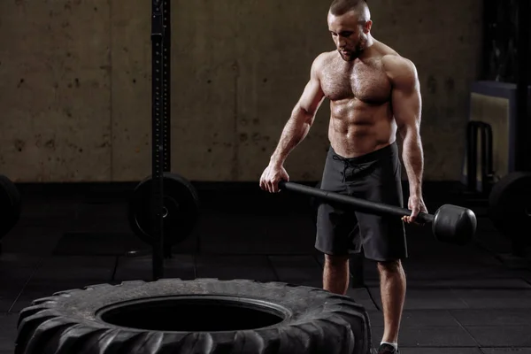 Tiro recortado de atleta masculino crossfit usando magnesio, golpeando las  manos antes de levantar una campana pesada. Hombre muscular irreconocible  sin sentido, chirrido, han Fotografía de stock - Alamy