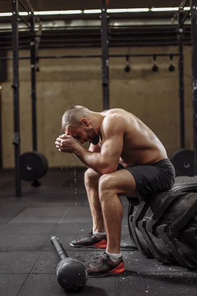 Sporcu vücut çalışmasından sonra terden sırılsıklam oluyor. — Stok fotoğraf