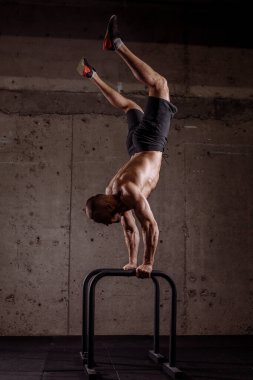 Spor merkezinde amuda kalkma eğitimi