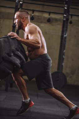 Sporcu çapraz denemede iyidir. Sporcu vücut geliştirmeyi sever.