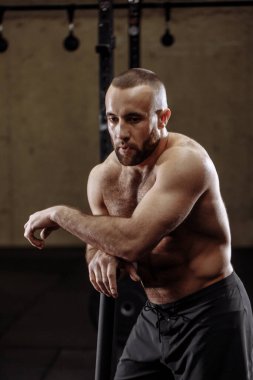 Yakışıklı sporcu yoruldu, egzersizden sonra dinleniyor.