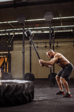 Öfkeli adam öfkesini lastikten çıkarıyor.