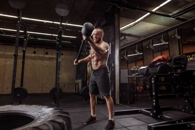 Çekiçli çılgın genç adam.