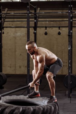 Güçlü vücut geliştirici yarışmaya hazırlanıyor.