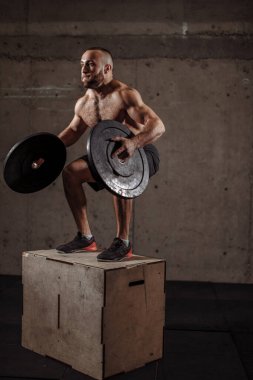 Çıplak gövdeli bir sporcu rekor kırmak istiyor.