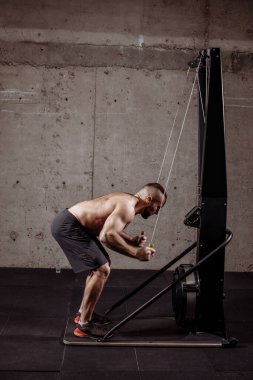 Güçlü atlet, spor malzemelerinin iplerini taşıyor.