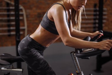 Yan görünüm kırpılmış fotoğrafı kapat. Zayıf vücut ve mükemmel karın kaslarına odaklan..