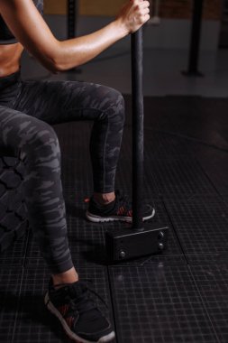 Kesilmiş fotografı kapat. Büyük ağır balyoza odaklan.