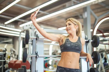 Çekici kız spor salonunda kablosuz internet arıyor.