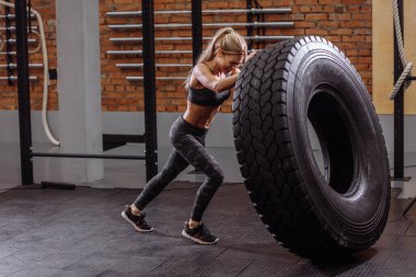 Spor salonunda büyük bir lastik patlatmak..