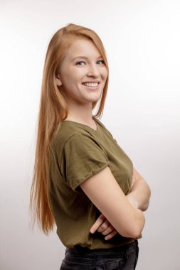 Güzel bir bayan öğrenci günlük kıyafetler giyiyor.