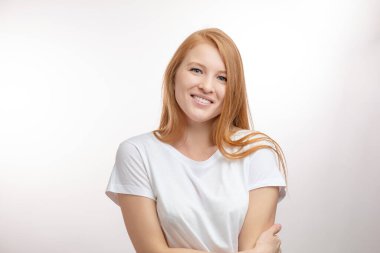 Utangaç bir kadın kendine sarılıyor.