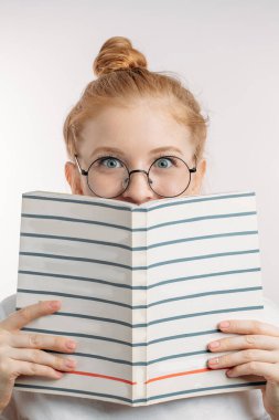 Harika bir kız, kitaptaki bir çocuğu nasıl büyüleyeceğini bilir.