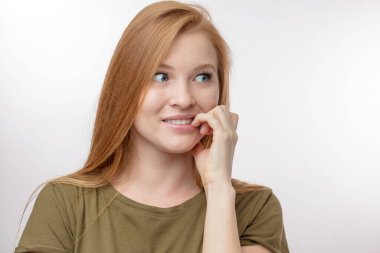 Harika bir kızıl öğrenci sınavın sonucunu beklerken heyecanlanıyor.