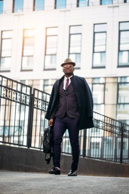 Profesör enstitüye gidiyor.