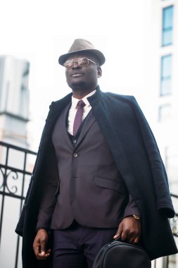 Sokaktaki zarif, zeki avukat. düşük açı görünümü