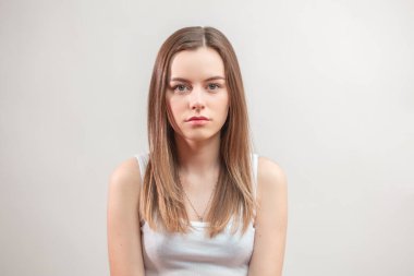 Beyaz bluzlu güzel kahverengi saçlı kız. renk saç fikri.