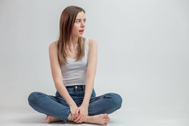 Şaşırmış dinlenen kızın yan görünüm portresi.