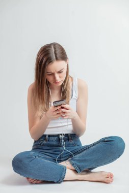 Genç bayan cep telefonuna dik dik bakıyor..