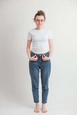 Gözlüklü hoş bir öğrencinin portresini kapat.